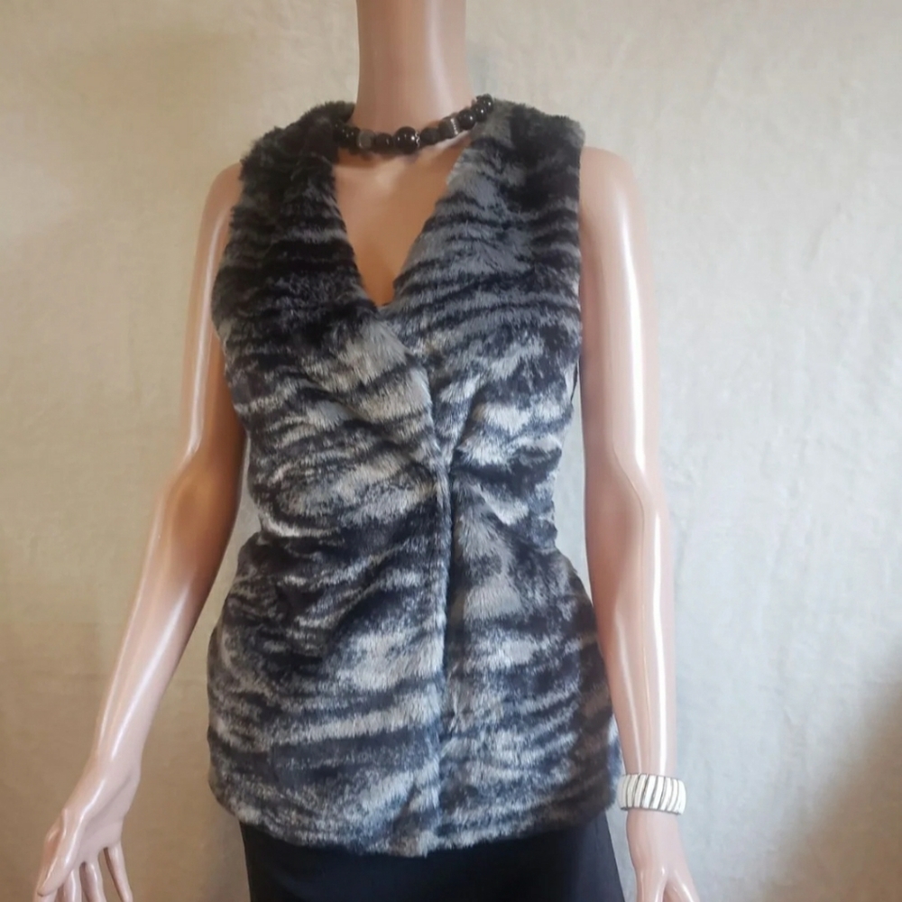 FOREVER 21 VEST WOMENS SZ4 FAUX FUR SILVER & BLUE VEST  ZEBRA INSPIRED PATTERN - Picture 7 of 10